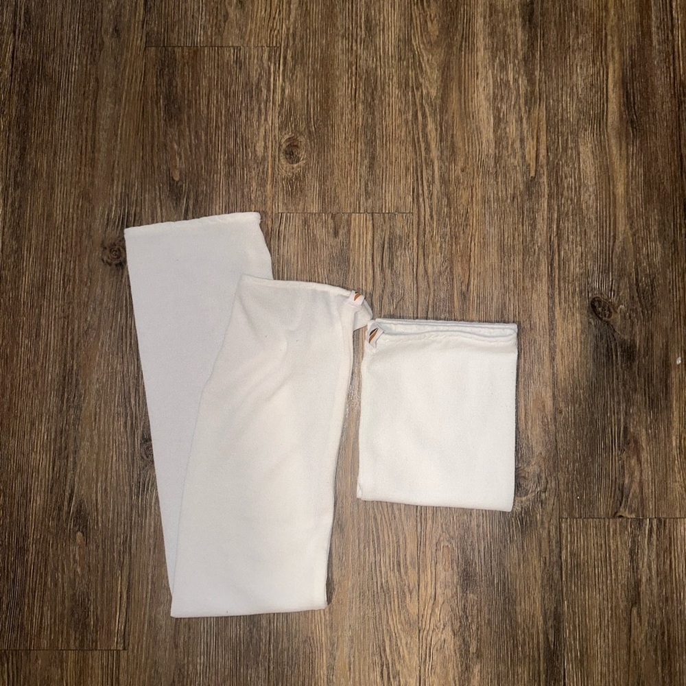 Full length Rubia wear white leg warmers